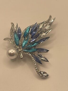 Elegant Blue & Aqua Crystal Side view Butterfly Brooch with Pearl Accent 2”